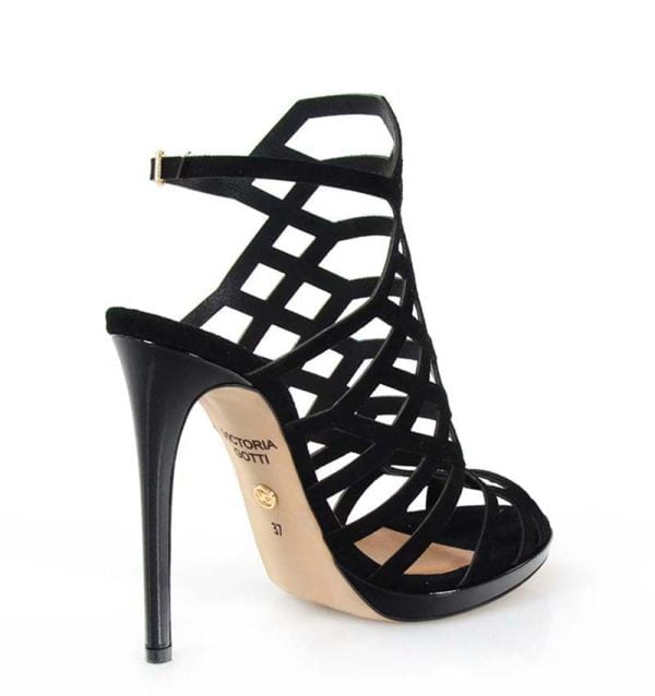 Czarne szpilki Parla to sandałki z wysoką cholewką - po skosie