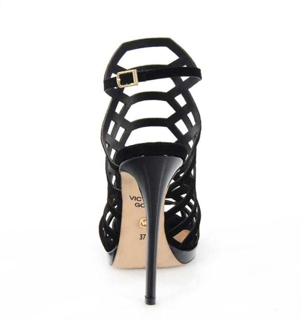 Czarne szpilki Parla to sandałki z wysoką cholewką - z tyłu