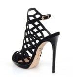 Czarne szpilki Parla to sandałki z wysoką cholewką - po skosie