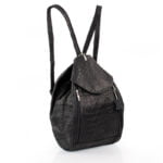 Czarny plecak damski z motywem krokodylej skóry - z przodu