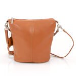 Brązowa listonoszka skórzana na owalnym spodzie - z przodu