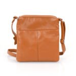 Torebka damska, listonoszka w kolorze brązowym - z przodu