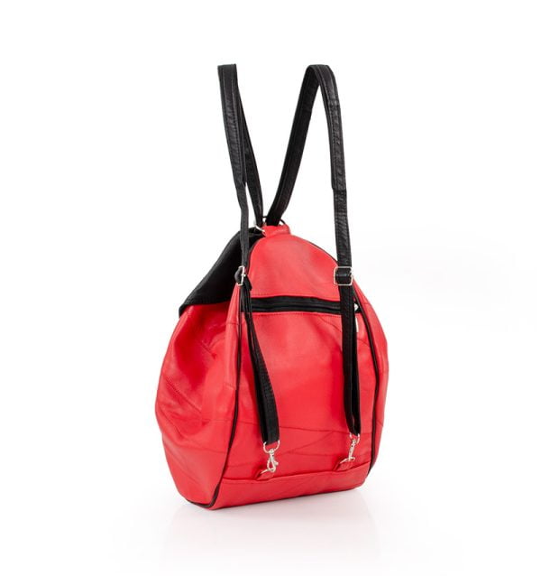 plecak damski w czerwonym kolorze - z tyłu