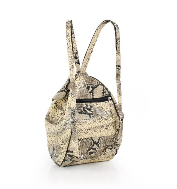 Plecak damski z motywem wężowej skóry - z tyłu